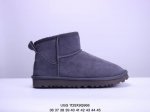 Ugg 经典中帮 牛反绒休闲舒适中邦增高雪地靴女款 采用优质材料的鞋面，植入羊毛内里，舒适且温暖。鞋底由耐磨材质打造，有效延长鞋子z使用寿命。外底升级成为轻盈耐