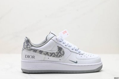 真标耐克Nike Air Force 1“07空军一号低帮百搭休闲运动板鞋。柔软、弹性十足的缓震性能和出色的中底设计，横跨复古与现代的外型结合，造就出风靡全球三
