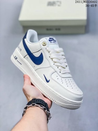 公司级带半码耐克Nike AIR FORCE 7 空军一号低帮百搭休闲运动板鞋。柔软、弹性十足的缓震性能和出色的中底设计，横跨复古与现代的外型结合，造就出风靡全