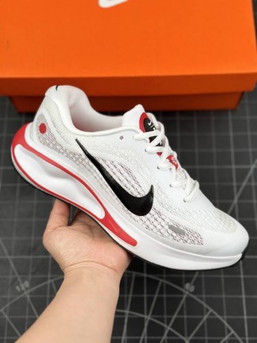 公司级耐克 Nike Journey Run 男女子透气网布缓震跑步鞋 搭载柔软厚实的 Comfiride 泡绵缓震配置，助你征服充满挑战的路面，大步流星，微笑