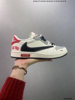 310 公司级Supreme X Air Jordan 1 米黑金属红标 此款主张打破传统的工业化流水线设计限制，以Made By Ideas的超级创意为理念，