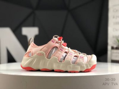 keen 科恩 运动 凉鞋，源自美国的户外休闲鞋品牌，以创新、高品质、高科技以及舒适著称。其独特的设计，完美融合了功能性与时尚感。宽楦鞋头给予脚趾充分活动空间，