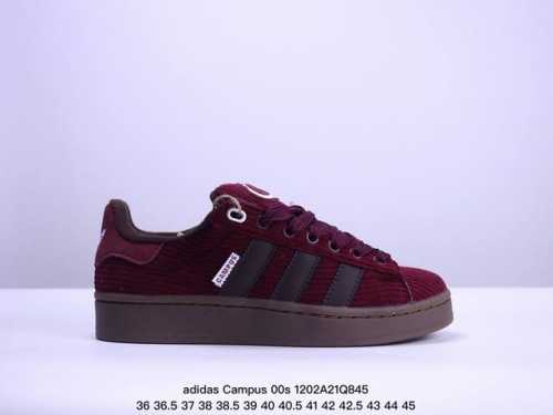 Adidas Originals Campus 00S 小面包 鞋身采用绒面皮料搭配白色常规皮革，质感上还是延续了经典 Campus 的设计。 鞋舌填充更加饱满