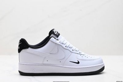 真标耐克Nike Air Force 1’07 Lx空军一号低帮百搭休闲运动板鞋。柔软、弹性十足的缓震性能和出色的中底设计，横跨复古与现代的外型结合，造就出风靡
