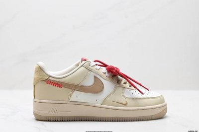 真标耐克Nike Air Force 1’07空军一号低帮百搭休闲运动板鞋。柔软、弹性十足的缓震性能和出色的中底设计，横跨复古与现代的外型结合，造就出风靡全球三