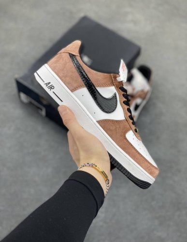 工厂P套现 福利特价 原本地 版本 海外限量发售 公司级 Nike Air Force 1 Low '07 “蛇年限定”摩卡配色 低帮空军一号休闲板鞋 定制皮料