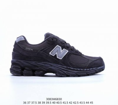公司级new Balance 2002R 跑鞋 沿袭了面世之初的经典科技，以 Encap 中底配以升级版 N-Ergy 缓震物料。鞋面则采用特色的柔软麂皮搭以