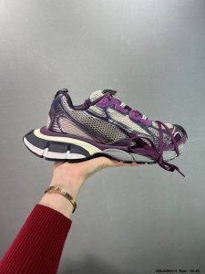 公司级Balenciaga 巴黎世家 采用环保再生超纤革与网眼织物鞋面材质 原鞋一致重度做旧效果 ，全原装Eva环保去臭环型鞋垫，全新开发5层私模,搭载轻量发泡