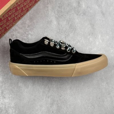 本地180 核心私 万斯 Vans Knu-Skool 面包鞋 坎普尔·茱利安系列低帮复古硫化休闲运动板鞋“肥胖版大Logo” 要说整个年最为热门的鞋型之一，「
