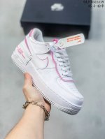 Nike Wmns Air Force 1 Shadow 马卡龙军空一号轻增量高低帮搭百板鞋。为典经设计注玩入味元素。 分层构结、大加中及底双重品牌标志，充彰份