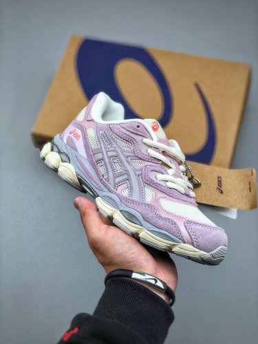Asics Gel-Nyc 复古单品 Asics亚瑟士推出全新Gel-Nyc，彰显纽约都市活力。这次的新系列融入了多个版本Gel的经典设计风格，广受好评。其设计