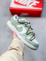 公司级！Futura X Nike Dunk Low Sb联名 解构绑带滑板鞋 这双鞋带系统延续了今年的代表性风格，搭配亮粉色鞋带，保持了 Dunk Sb Lo