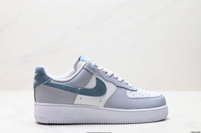 220 真标耐克Nike Air Force 1“07空军一号低帮百搭休闲运动板鞋。柔软、弹性十足的缓震性能和出色的中底设计，横跨复古与现代的外型结合，造就出风