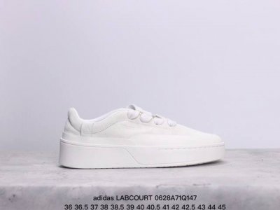 阿迪达斯 Adidas Labcourt 百搭休闲轻松舒适 耐磨透气低帮 板鞋 男女同款。鞋面使用了绒毛麂皮 ，鞋面和鞋底连接处使用了包边处理，看起来更加精致有