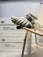 crocs 卡骆驰 Eva 舒适轻便 洞洞鞋 凉鞋 拖鞋 时尚撞色设计 充满活力的全新系列 同时拥有复古条纹与经典Logo标志 可调节后跟带 放前面变成惬意舒适