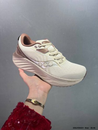 公司级 Saucony Triumph 索康尼胜利旗舰级缓震型跑鞋 性能相比前几代再升级：鞋面采用全新升级的工学网设计 贴合脚部更透气 中底部分使用最新的Pwr