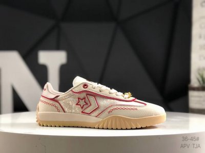 160 converse 匡威 经典鞋身 搭配放大透气鞋孔和缩小版内侧标还有加宽加粗鞋带 放大版的后跟Logo更是让人眼前一亮 经典不失亮点 尺码：36-45（