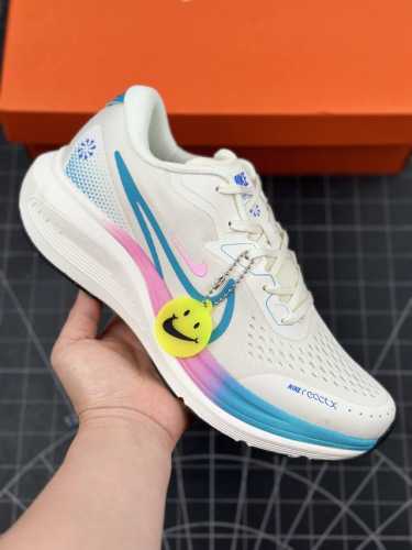 核心私 公司级耐克nike Air Alphazoom网面透气跑步鞋 兼顾迅疾外观和稳固脚感 后跟覆面和中足动态支撑巧妙融合 缔造稳定顺畅的迈步体验 采用密度更