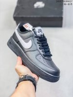 特价带半码耐克Nike AIR FORCE 7 空军一号低帮百搭休闲运动板鞋。柔软、弹性十足的缓震性能和出色的中底设计，横跨复古与现代的外型结合，造就出风靡全球