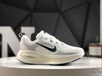 210 耐克 Nike Vomero 18 舒适减震防滑 低帮跑步鞋 全掌Reactx泡绵中底 前掌和后跟还配备了Air Zoom气垫单元 据说跑起来更快更舒适