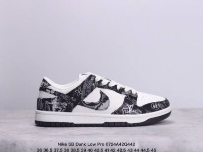 耐克nike Sb Dunk Low Pro 复古低帮 真标 休闲运动滑板板鞋。采用脚感柔软舒适zoomair气垫，有效吸收滑板等极限运动在落地时带来的冲击力，