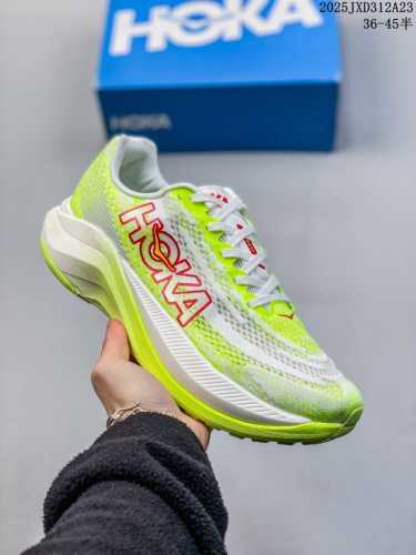 公司级真标小红书推荐Hoka M Mach X全新配色 这个品牌来自于新西兰的毛利语，Hoka表示大地，One One表示飞越，连起来就是飞越地平线，One O