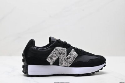 真标New Balance Ms327 复古休闲运动慢跑鞋 以更纯粹的复古风格设计打造的全新造型 侧身还以解构设计 将 N 字标志以做旧压花样式呈现 官方货号: