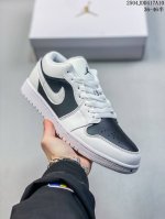 真标带半码 Air Jordan 1 Low Aj1乔1低帮休闲板鞋 同步官方配色 原档冲孔鞋头 正确满胶鞋垫 四线拉帮 原厂织唛标 鞋舌高弹海绵填充。 Siz