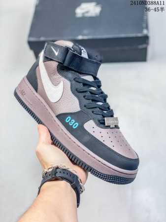 公司级带半码耐克nike Air Force 1‘07 空军一号低帮百搭休闲运动板鞋。柔软、弹性十足的缓震性能和出色的中底设计，横跨复古与现代的外型结合，造就出 - 点击图像关闭