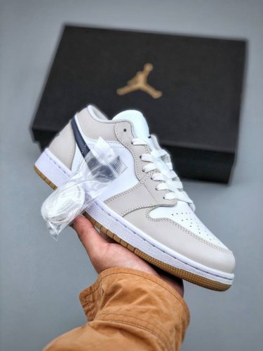 280支持放店 Air Jordan 1 Low Aj1 乔1白灰 低帮篮球鞋 货号：553558 146 市场唯一独家头层皮打造 原鞋原档案开发 原厂皮料 原