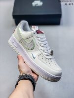 真标带半码耐克Nike Air Force 7 Lv8空军一号低帮百搭休闲运动板鞋。柔软、弹性十足的缓震性能和出色的中底设计，横跨复古与现代的外结合，造就出风靡