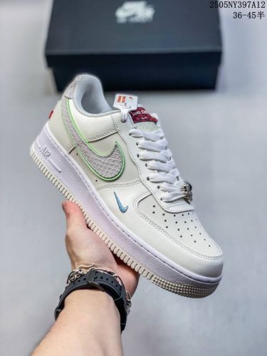 真标带半码耐克Nike Air Force 7 Lv8空军一号低帮百搭休闲运动板鞋。柔软、弹性十足的缓震性能和出色的中底设计，横跨复古与现代的外结合，造就出风靡