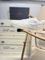 140 耐克 Nike Air Force 1 '07空军一号 百搭休闲运动板鞋。柔软、弹性十足的缓震性能和出色的中底设计，横跨复古与现代的外型结合，造就出风靡