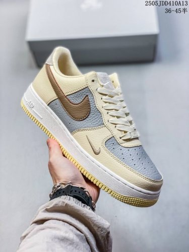 公司级带半码耐克Nike Air Force 7 Lv8空军一号低帮百搭休闲运动板鞋。柔软、弹性十足的缓震性能和出色的中底设计，横跨复古与现代的外结合，造就出风