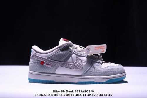 特价 耐克 Nike Sb Dunk Low Pro 男女同款运动鞋复古板鞋，采用柔软皮革鞋面，经久耐穿，塑就如元年款 Dunk 般的复古质感。鞋头透气孔，搭配