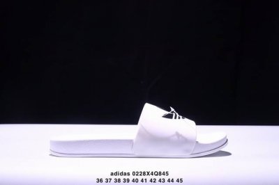 阿迪达斯 Adidas情侣夏季沙滩涉水休闲百搭运动潮流人字拖凉拖鞋。 Xm0228Q8