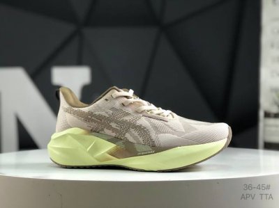 asics 亚瑟士 Novablast 5 Le 稳定跑鞋鞋面采用双层提花网面设计，提高包裹性和透气性，后跟搭载稳定系统科技T提升整体支撑力和结构感，减少对身体