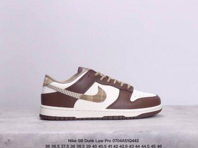 耐克nike Sb Dunk Low Pro 复古低帮 真标 休闲运动滑板板鞋。采用脚感柔软舒适zoomair气垫，有效吸收滑板等极限运动在落地时带来的冲击力，