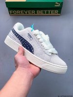 彪马Puma Suede Xl 全新休闲板鞋！鞋身通体采用细腻的麂皮材质，厚实柔软，质感出众；鞋侧保留Puma标志性跑道图案，侧面与后跟点缀金属色Puma Lo