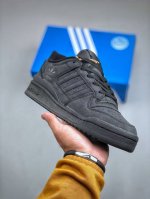 Adidas Forum Low Cl 低帮百搭潮流休闲运动板鞋以复古篮球鞋的外形为基础，采用皮革拼接，简约百搭，更加贴合舒适。中底内侧网格造型起到点睛之笔，外