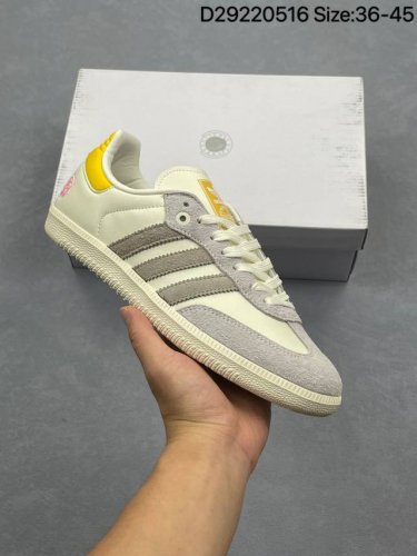 adidas Originals Samba Og阿迪达斯三叶草休闲鞋男鞋女鞋蛇年限定款新年款经典运动鞋德训鞋 以白色为主 鞋头采用浅灰色麂皮呈现 后跟鞋舌标签