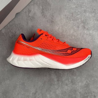 本地 核心私 公司级Saucony索康尼 Endorphin pro 4系列 低帮缓震跑步鞋 索康尼推出的跑鞋是一款外观激进但脚感舒适的跑鞋 采用了全新的中底设
