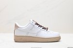 公司级耐克nike Air Force 1 Low 空军一号低帮百搭休闲运动板鞋。柔软、弹性十足的缓震性能和出色的中底设计，横跨复古与现代的外型结合，造就出风靡