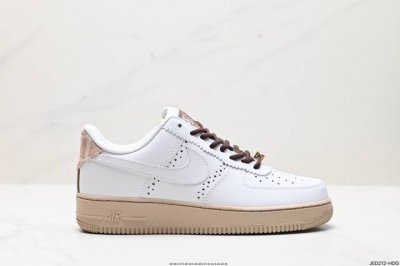 公司级耐克nike Air Force 1 Low 空军一号低帮百搭休闲运动板鞋。柔软、弹性十足的缓震性能和出色的中底设计，横跨复古与现代的外型结合，造就出风靡