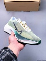 Nike 耐克 升级原楦开版型，采用柔软透气编织网眼鞋面材质，内置Zoom气垫装置，全新Sr02泡棉鞋垫及中底 旗下跑鞋阵容持续迎来新成员，全新耐克Nike Z