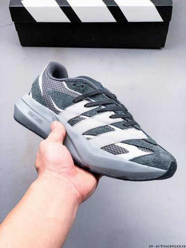 Adidas Lightblaze 舒适防滑 新款阿迪达斯低帮跑步鞋 极致轻盈的Lightweight Upper设计 带来近乎裸足的舒适体验 中底采用尖端科技