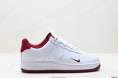 真标耐克Nike Air Force 1“07空军一号低帮百搭休闲运动板鞋。柔软、弹性十足的缓震性能和出色的中底设计，横跨复古与现代的外型结合，造就出风靡全球三