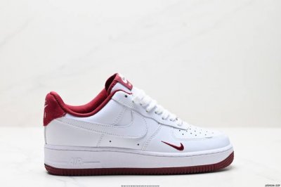 真标耐克Nike Air Force 1“07空军一号低帮百搭休闲运动板鞋。柔软、弹性十足的缓震性能和出色的中底设计，横跨复古与现代的外型结合，造就出风靡全球三