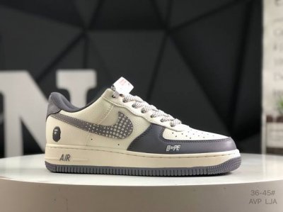 公司级带半码 耐克 Nike Air Force 7 空军一号低帮百搭休闲运动板鞋。柔软、弹性十足的缓震性能和出色的中底设计，横跨复古与现代的外型结合，造就出风
