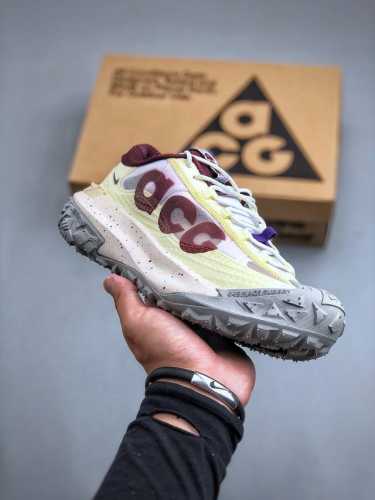Nk Acg Mountain Fly 2 Low Se 复古潮流户外登山鞋防水慢跑鞋 椰奶色 Hf5700-121 全新来袭 该款沿袭前代高帮版型的设计传统
